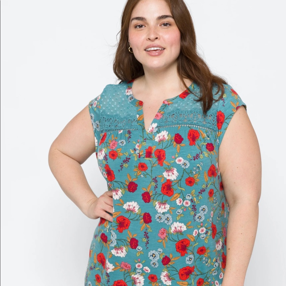 Daniel Rainn size 2x blue floral top with lace detailing